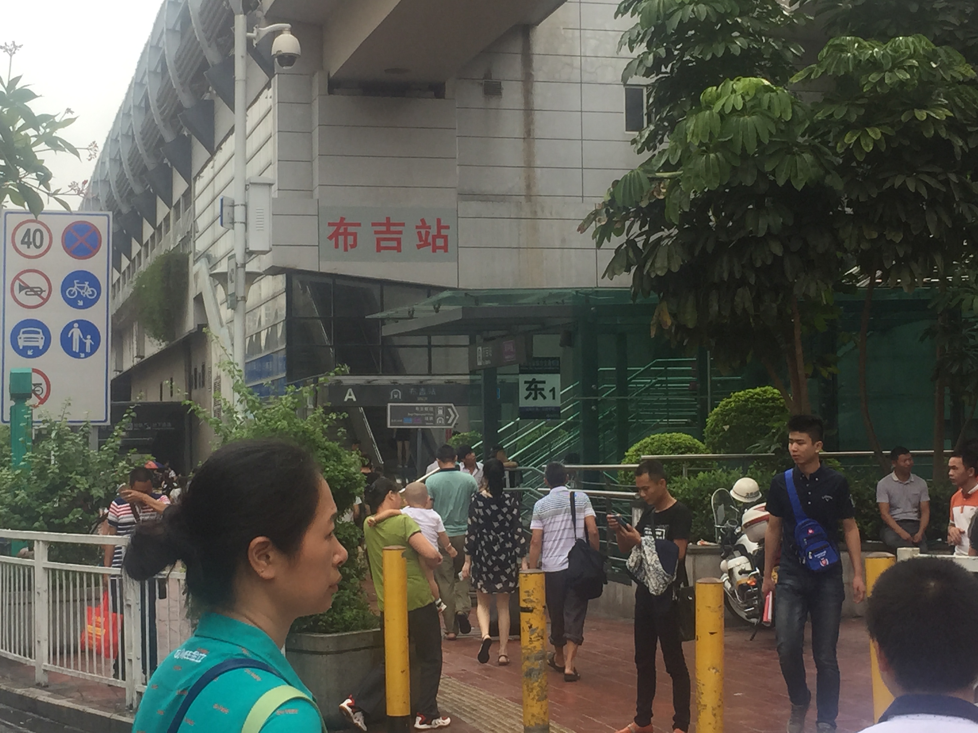 距离布吉地铁站最近,从小区走路过去需要3分钟左右