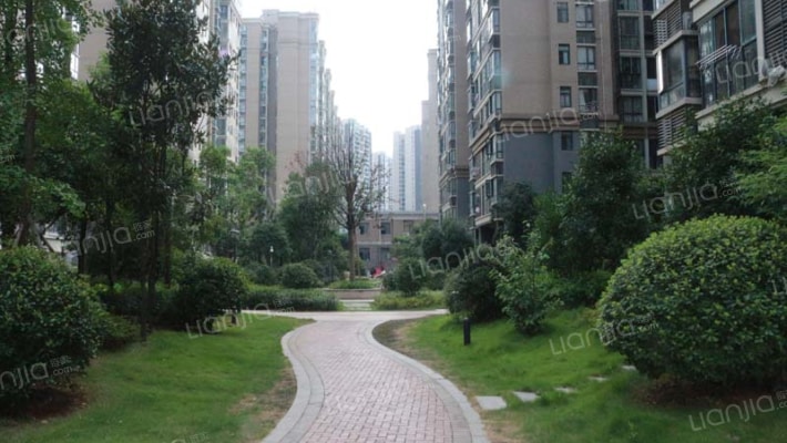 英郡年华房源|户型图|小区车位|交通地址详情分析!