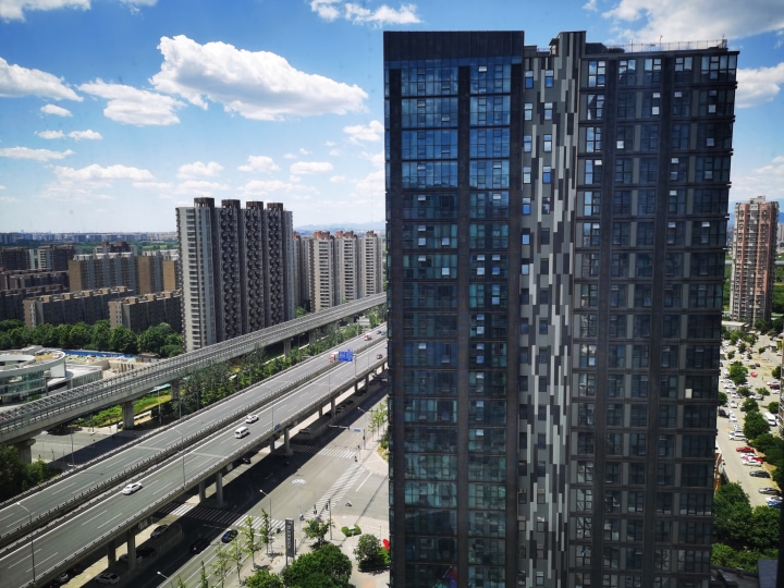 小区环境:小区仅临长阳地铁站,交通十分便利,附近