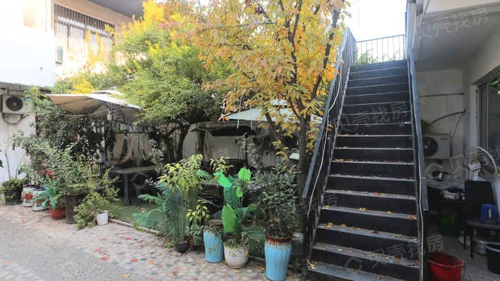 独栋别墅，带院有露台  有证能过户，交通便利位置优越-花园