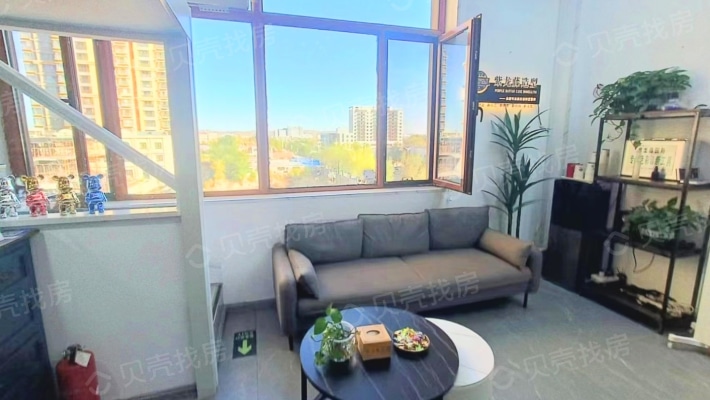 扎鲁特旗天和公馆公寓，出行方便-客厅