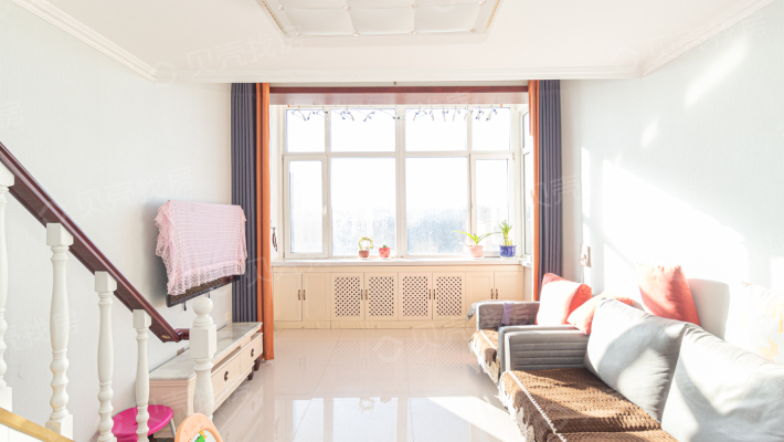 龙景 2015年房 明厅 精装 独立三室 顶带阁 视野开阔-客厅