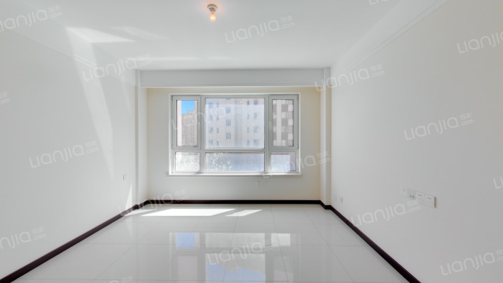 保利罗兰A2区二手房实景图