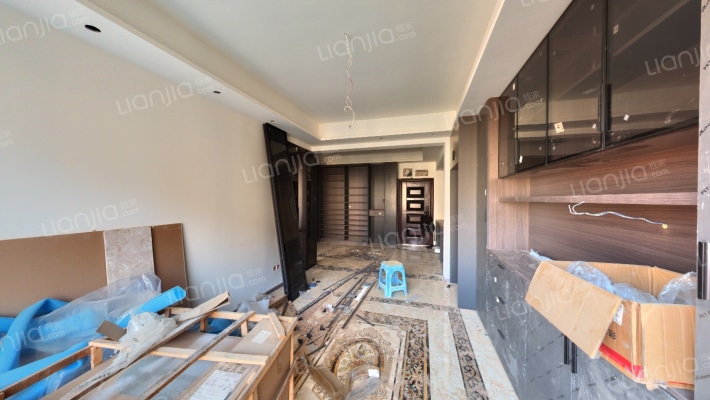 融创凡尔赛领馆二期二手房实景图