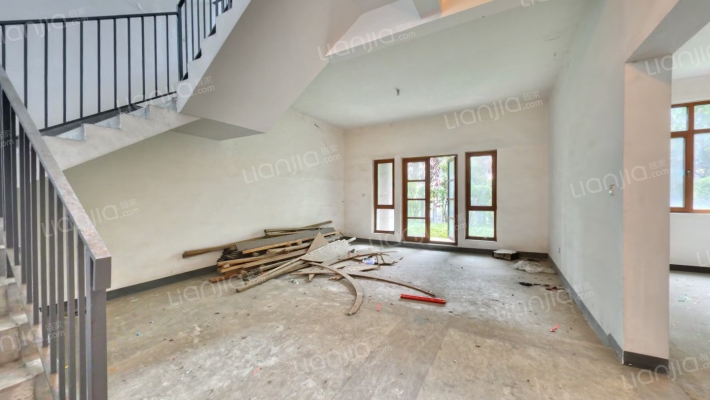 蔚蓝卡地亚黑钻二手房实景图