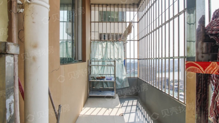 城中电梯高层带大阳台出入方便适合任何人居住-阳台