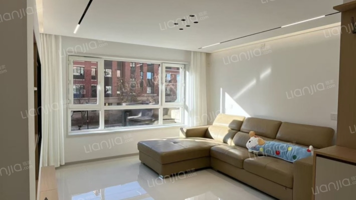 亚泰凇山湖二手房实景图