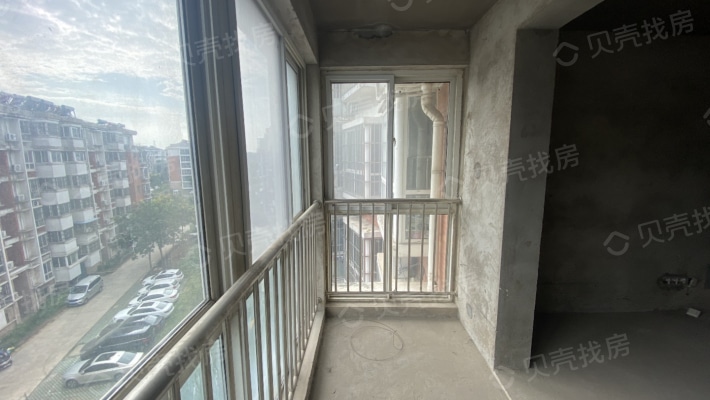 馨海名郡 多层五楼 目前还没有房产证 低价出售-阳台