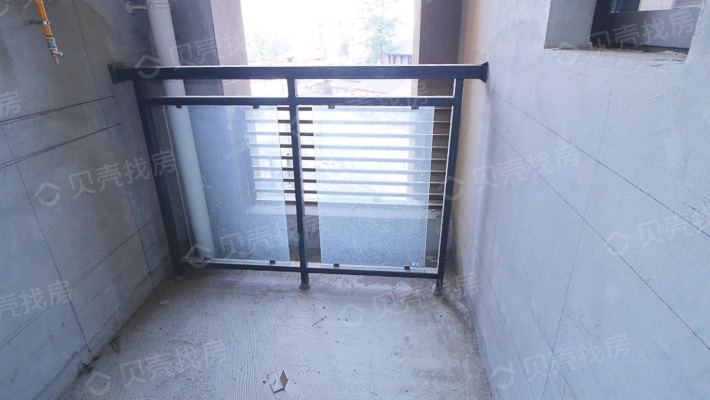 东坝鸿宇时代电梯三室两厅两卫清水房出售-阳台