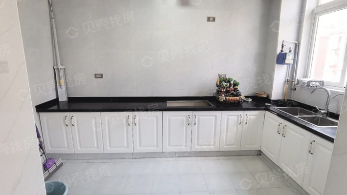 上海人家三房两厅，交通便利，小区环境干净舒适-厨房