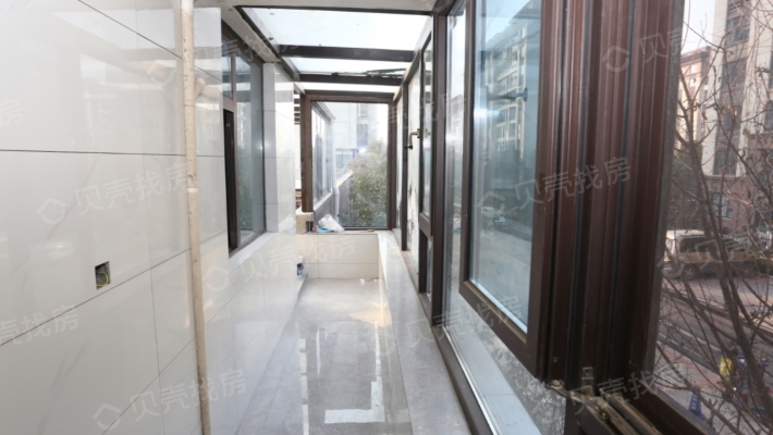 电梯洋房2楼带一个200平大平台，简装修3房-阳台