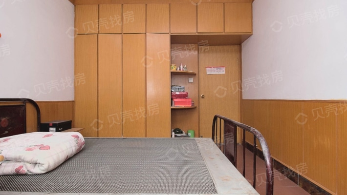 闹市区 紧凑户型 小三房 简单装修  业主诚心出售-卧室B
