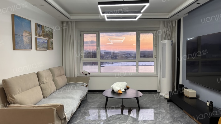 亚泰凇山湖二手房实景图