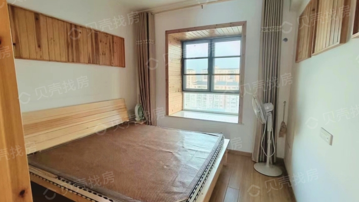黄龙湾小区 全实木装修 房东入住一年 单价只要6000多-卧室B