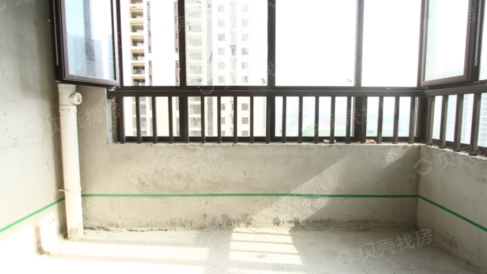 景园盛世华都 毛坯 住宅性质的公寓  看房子方便-阳台