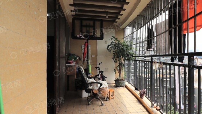 巴黎春天三室两厅一厨两卫精装出售-阳台