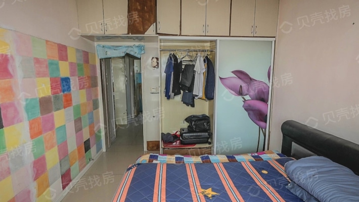 北京路边，地铁口旁，交通便利，生活配套成熟-卧室B
