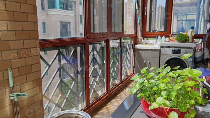 上海人家三房两厅，交通便利，小区环境干净舒适-阳台