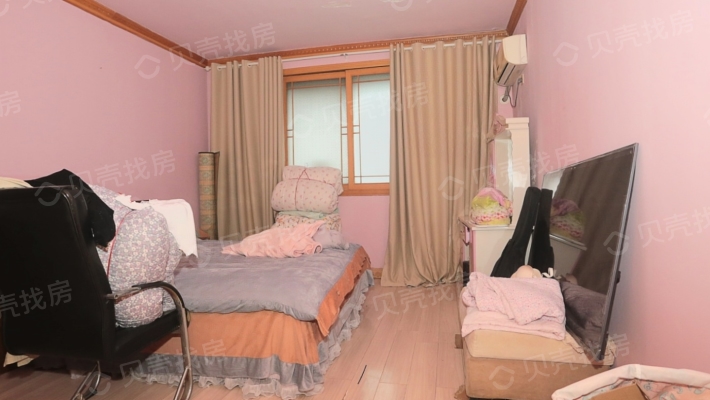 房子户型是精典户型，三卧朝阳，客厅端正，宽敞明亮-卧室B