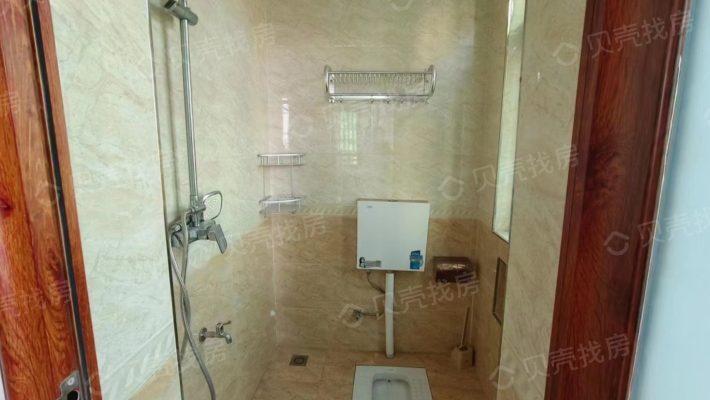 黄龙湾小区 全实木装修 房东入住一年 单价只要6000多-淋浴间