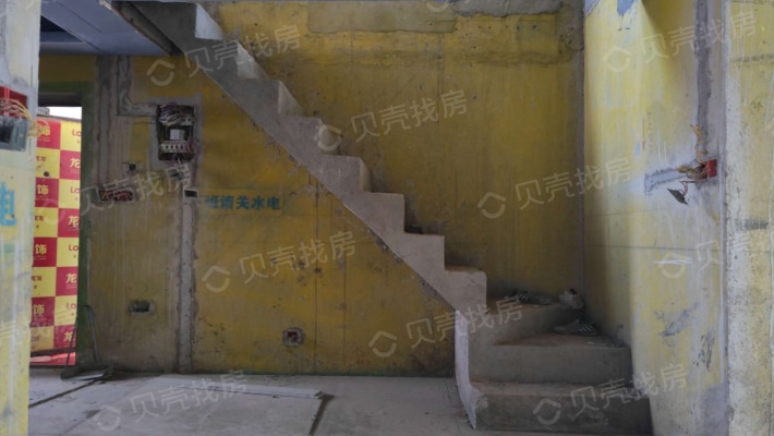 房东换房急售上海之春二期排屋毛坯一套-楼梯间