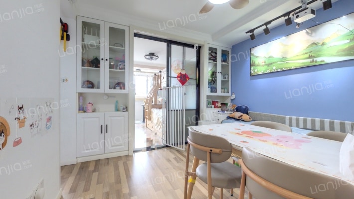 桃浦四村易居紫荆苑二手房实景图