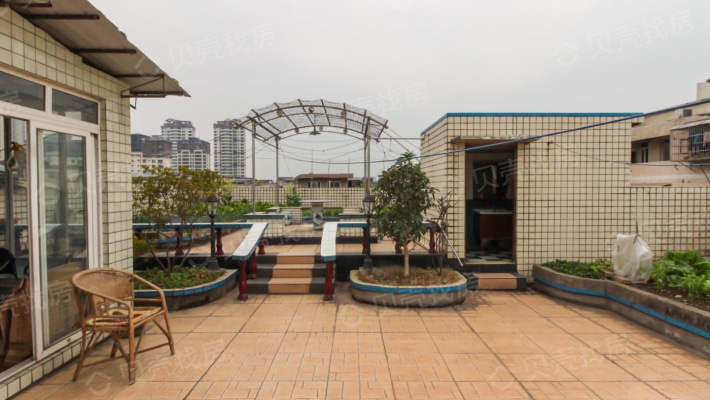 滨江广场旁 带屋顶花园 大四房 看房方便-露台