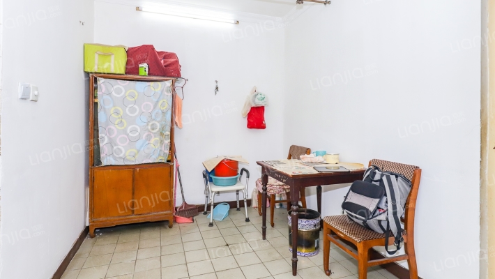 曲沃路205号二手房实景图