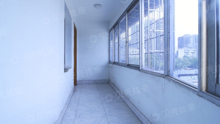 蜀门南路4室2厅 电梯房 小区环境干净舒适 适合居住-阳台