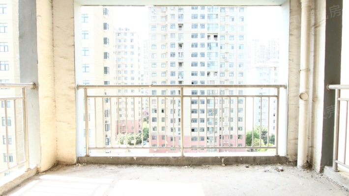 华耀城旁边，警苑小区，业主诚心出售，大三房东边户-阳台