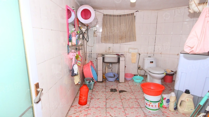 这套房子在万正龙湖城  业主不在小区住  看房需提前约-卫生间