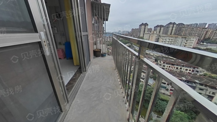 万象汇旁实际300住家装修两层的跃层-阳台