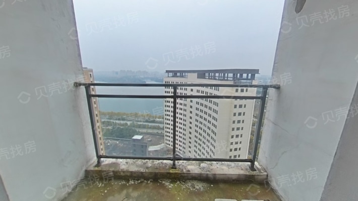 东湖国际城 三房二厅二卫毛坯 低价出售-阳台
