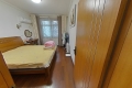 房子装修保养很好.是启黄的.客厅和房间 都是实木地板