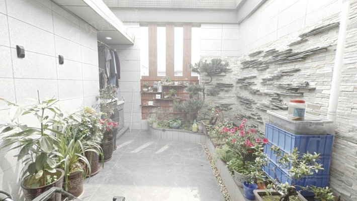 滨江新区大三房跃层，房东自住，带楼顶花园-露台