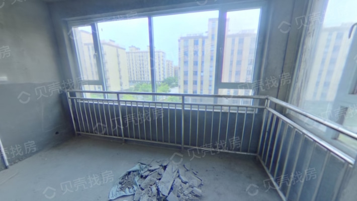 海天连城 三室两厅两卫 有自行车车库 有车位-阳台