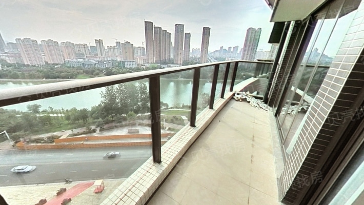 高 端小区 金悦湾精装3房 带车位 证件齐全 看房方便-阳台
