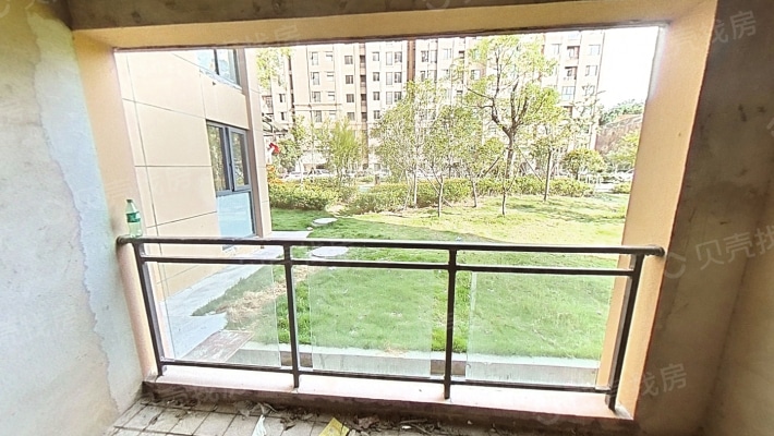 东方明珠次新小区  毛坯通透大四房    舒适居住环境-阳台