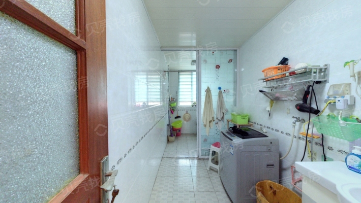 本房户型方正，通厅通透，采光好，生活方便-卫生间