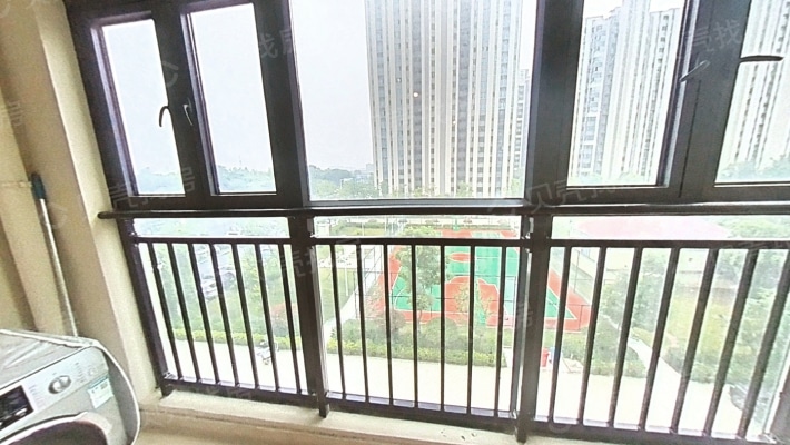 房子精装，绿化漂亮，高档社区，居民层次高-阳台