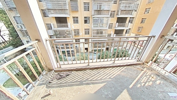 仙台小区 房子在三楼  总六层  带八平方柴间-阳台