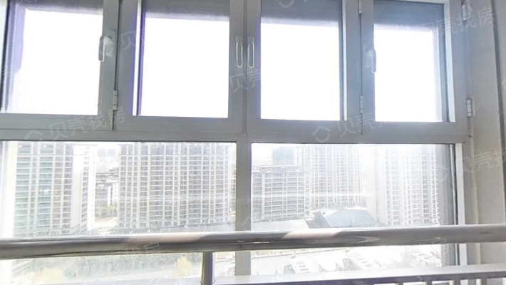 嘉会城三室，毛坯，万达广场楼上，单价8000多可谈-阳台