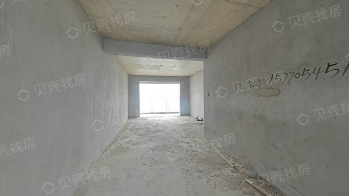 袁州学 校旁秀江河畔毛坯大4房带2个地下车位-客厅