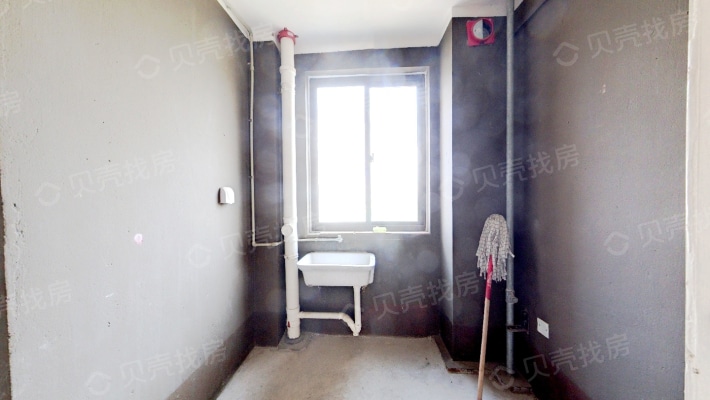 此房出行方便，户型方正，居住方便舒适-厨房