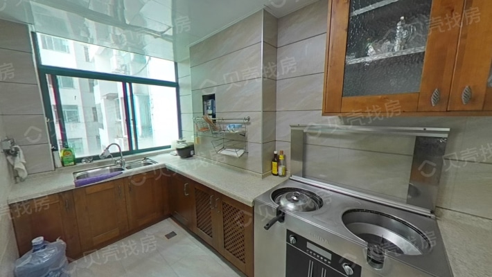 六 zhong   电梯三居室，单价4400元一平，中间楼层-厨房
