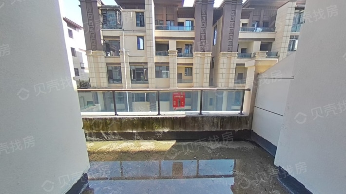 城南香园丽舍毛胚别墅上下五层实际有300多平米诚心卖-阳台