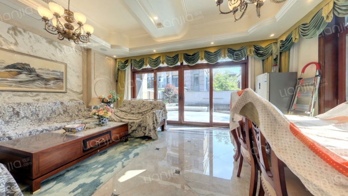 蔚蓝卡地亚黑钻二手房实景图