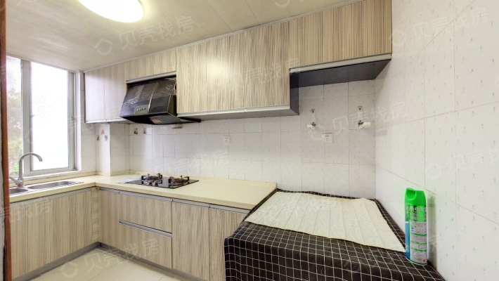 此房满5年 中间楼层 实用的二居室 配套齐全 生活便捷-厨房