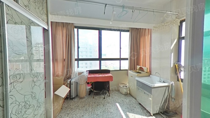 六 zhong   电梯三居室，单价4400元一平，中间楼层-阳台