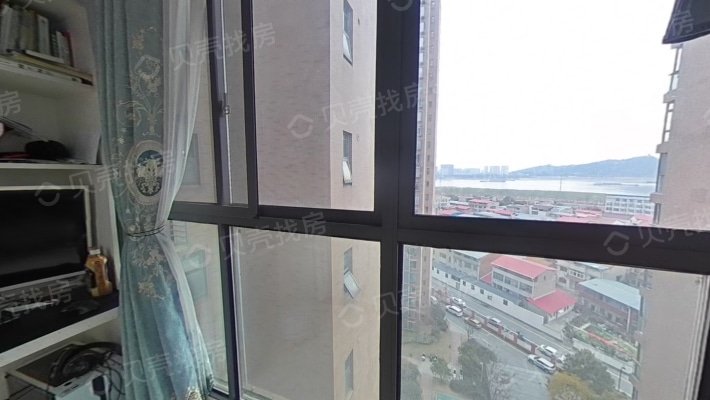 西湖二路东方华府电梯中楼层精装修-阳台